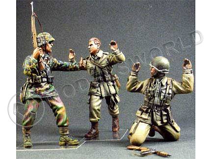 Фигуры Пленный американский парашютист и немецкий солдат, 1944 г., три фигуры. Масштаб 1:35